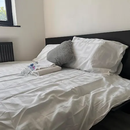 2 Double Bedrooms 1 Bathroom Near Train Station Guest house