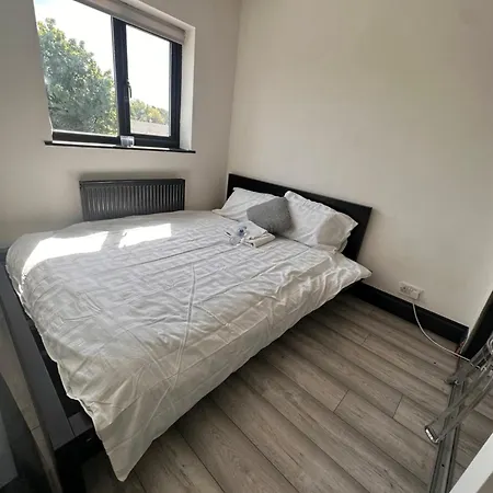 2 Double Bedrooms 1 Bathroom Near Train Station *