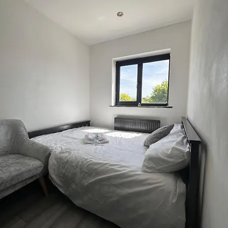 2 Double Bedrooms 1 Bathroom Near Train Station Guest house